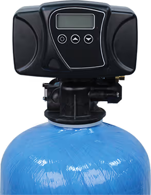 Fleck 5600SXT metered water softener control valve: a black digital control head with a display and program buttons, mounted on top of a blue resin tank